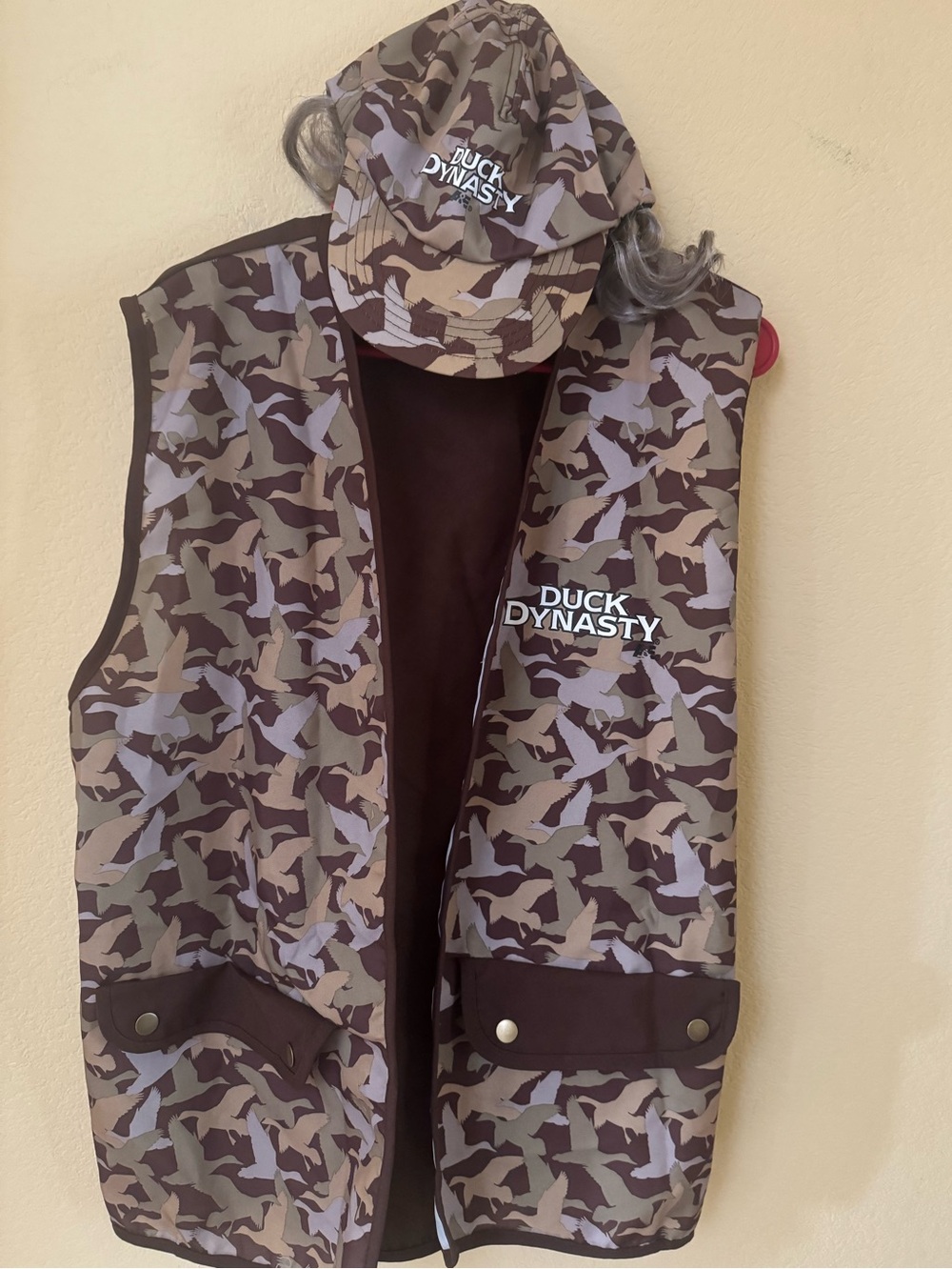 Duck Dynasty Vest and Hat with attached Wig Halloween Costume Adult One Size